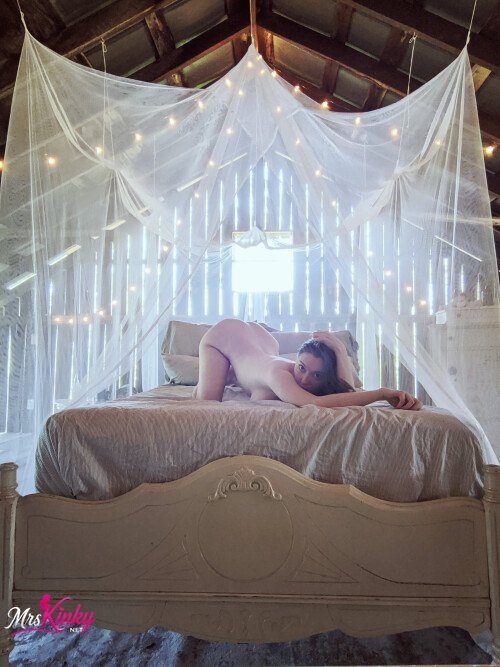 200613-422584934-Some-shots-from-the-barns-bed.-Isnt-it-romantic.md.jpg